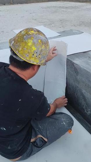 自粘胶膜防水卷材施工现场实拍 防水工程与隔热工程施工全解析